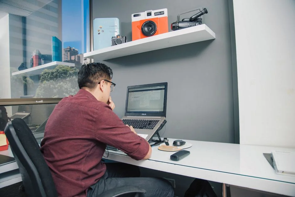 Un espace de travail contemporain présentant un ordinateur portable, une tablette et des smartphones, parfait pour un usage tech et freelance.